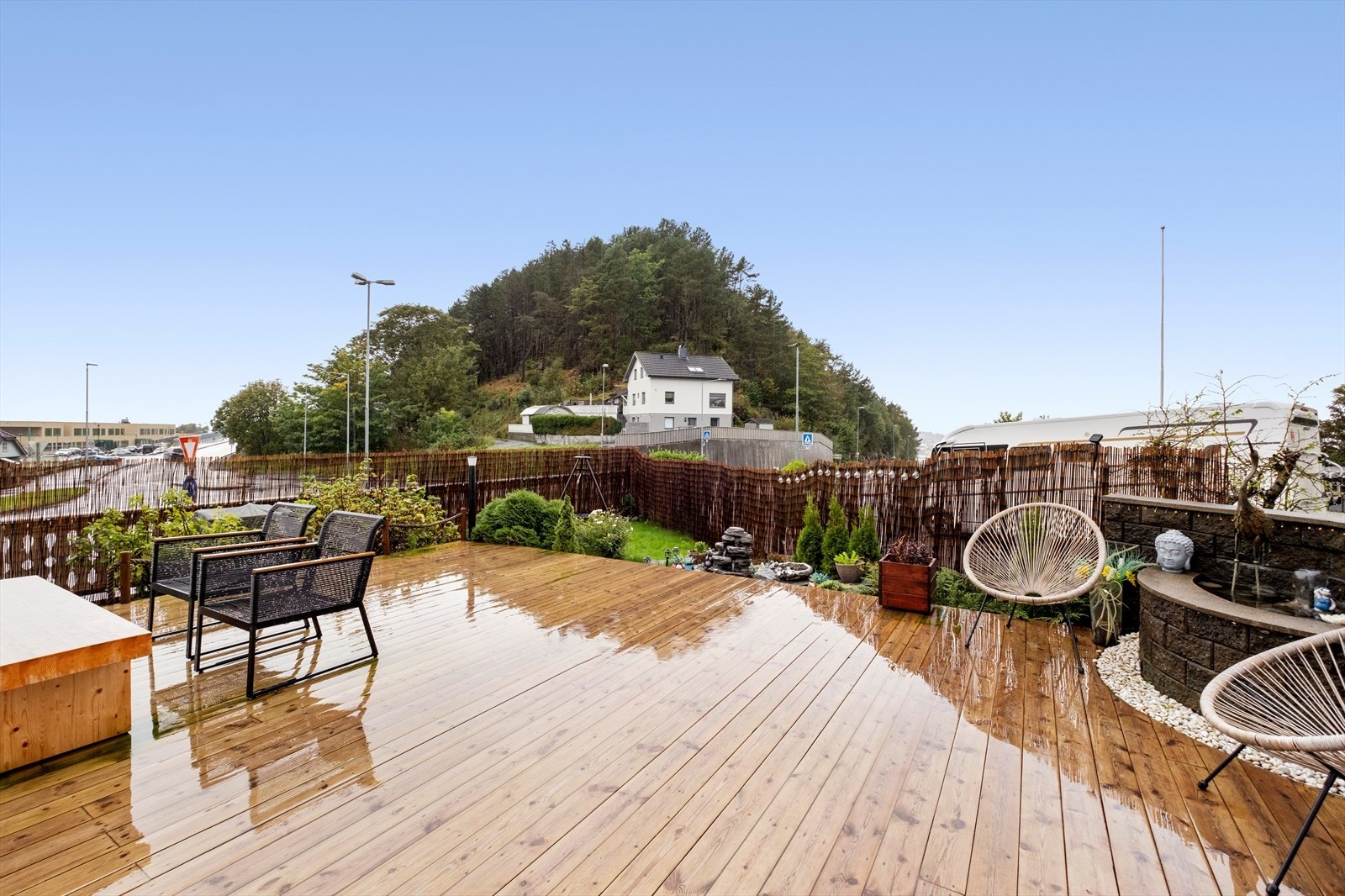 Terrasseplatting mot nord, øst og sør på ca. 67 m². Galleribilde