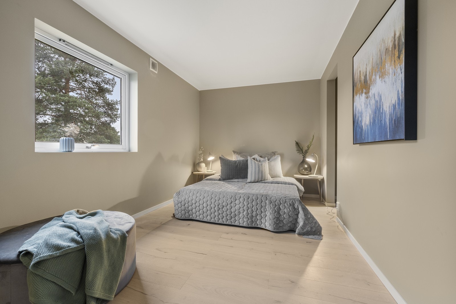 Hovedsoverommet er romslig og har god plass til dobbeltseng og garderobeløsning. Galleribilde