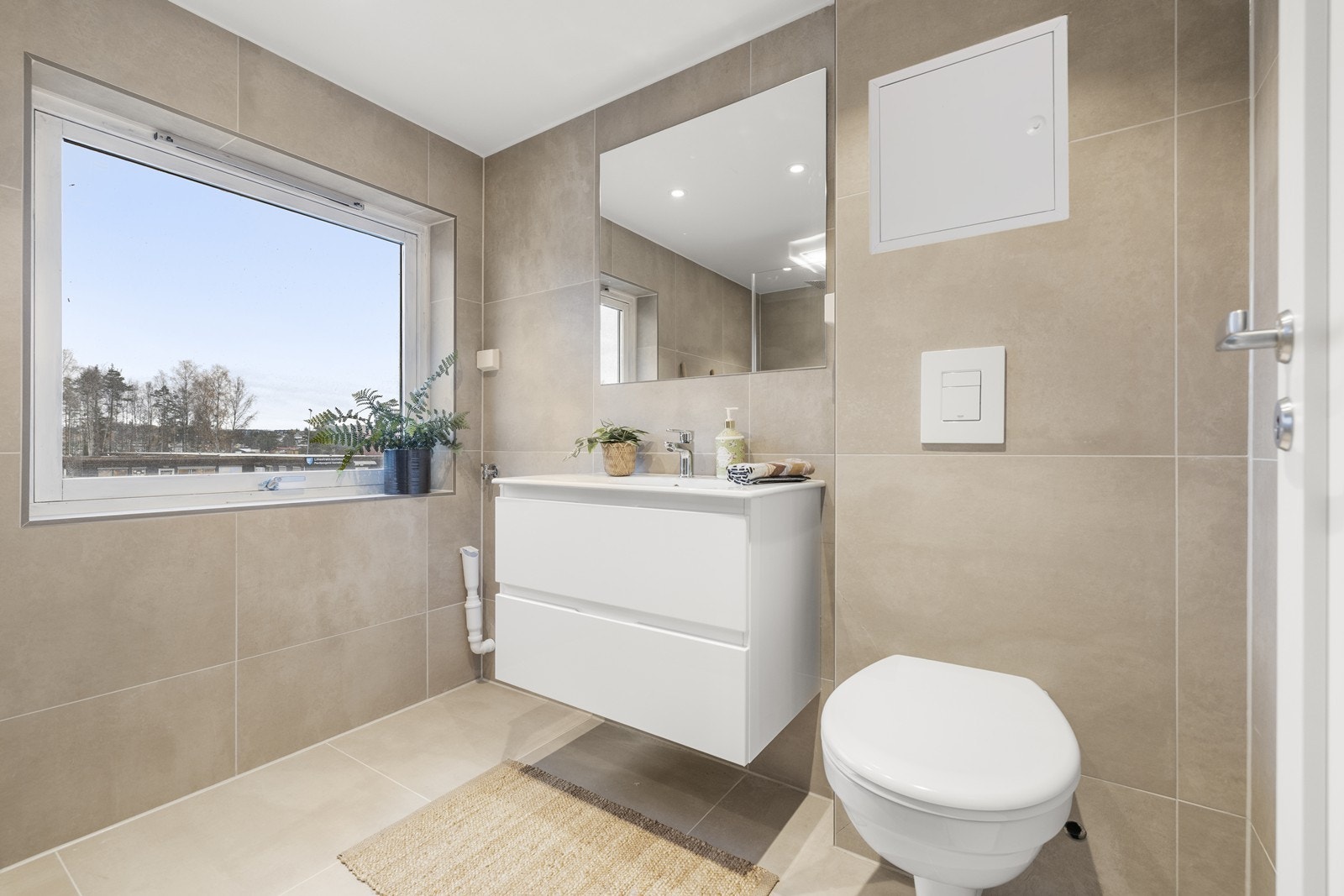 Delikat, flislagt bad som ble fullstendig oppgradert i 2025. Galleribilde