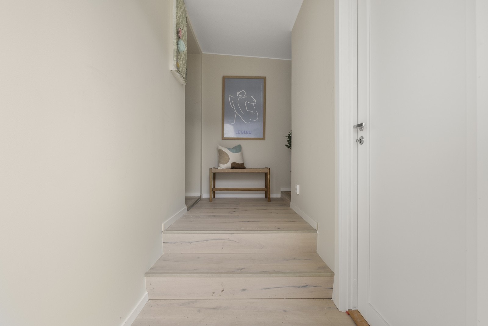 Velkommen inn i en lys og innbydende entré med plass til å henge fra seg yttertøy. Galleribilde