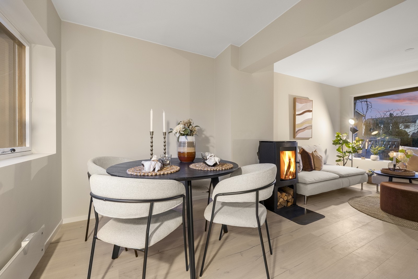 Spiseplassen har gode lysforhold fra vinduet. Galleribilde