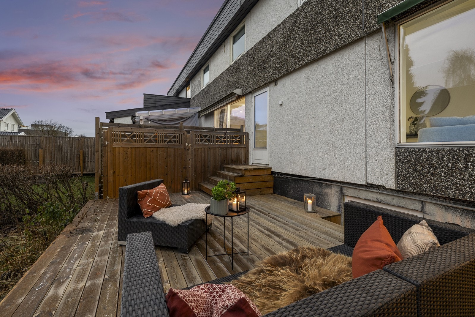 Fra stuen er det direkte utgang til en stor terrasse på 28 m². Galleribilde