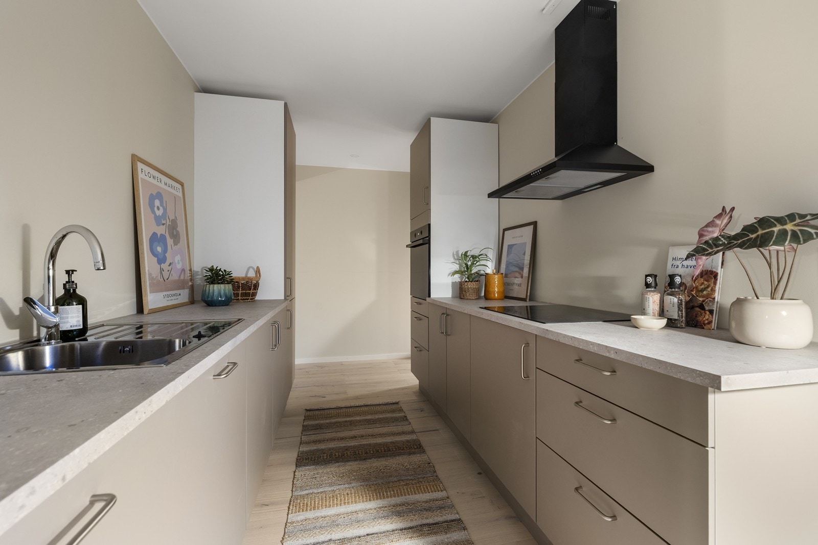 Kjøkkenet er praktisk utformet som et parallellkjøkken, noe som gir en effektiv arbeidsflyt. Galleribilde