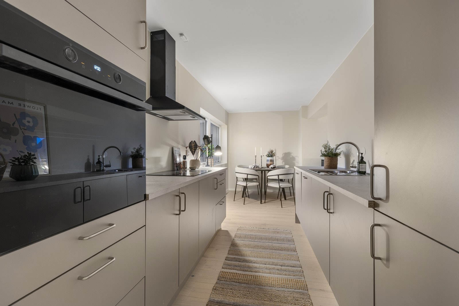 Alle overflater på kjøkkenet, inkludert innredning og gulv, ble oppgradert i 2025. Galleribilde