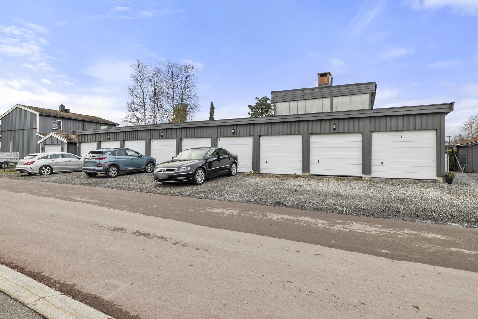 Det medfølger garasjeplass i felles rekke, og det er kort vei til offentlig kommunikasjon. Galleribilde