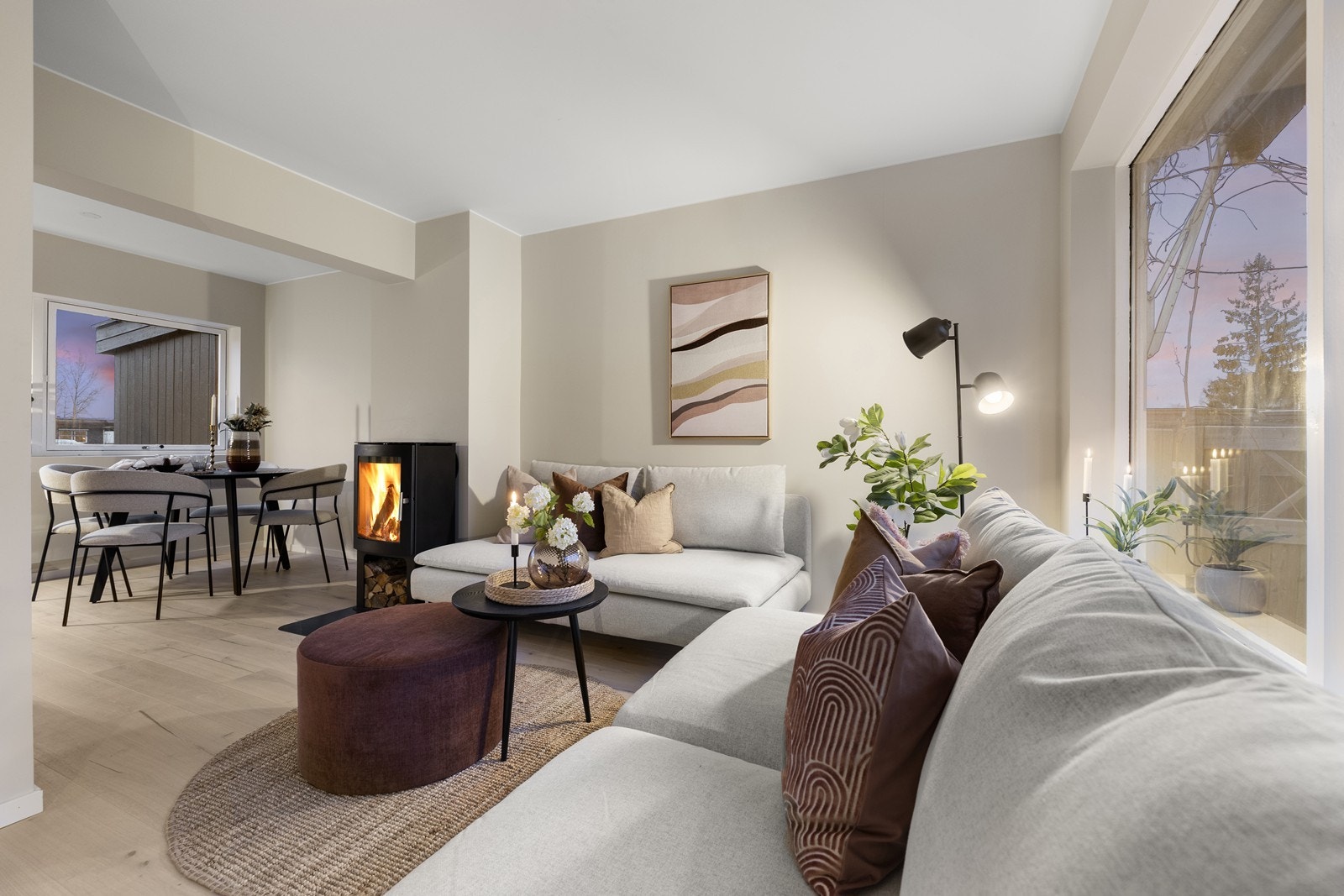 Fra stuen er det en naturlig overgang til spiseplassen ved kjøkkenet. Galleribilde