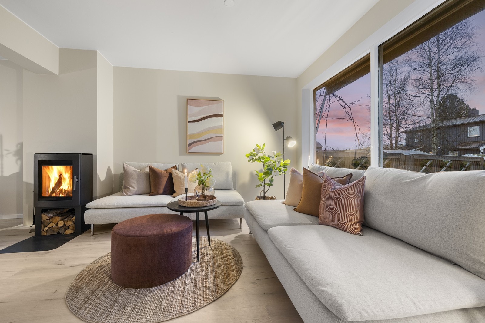 Store vindusflater i stuen slipper inn rikelig med dagslys. Galleribilde