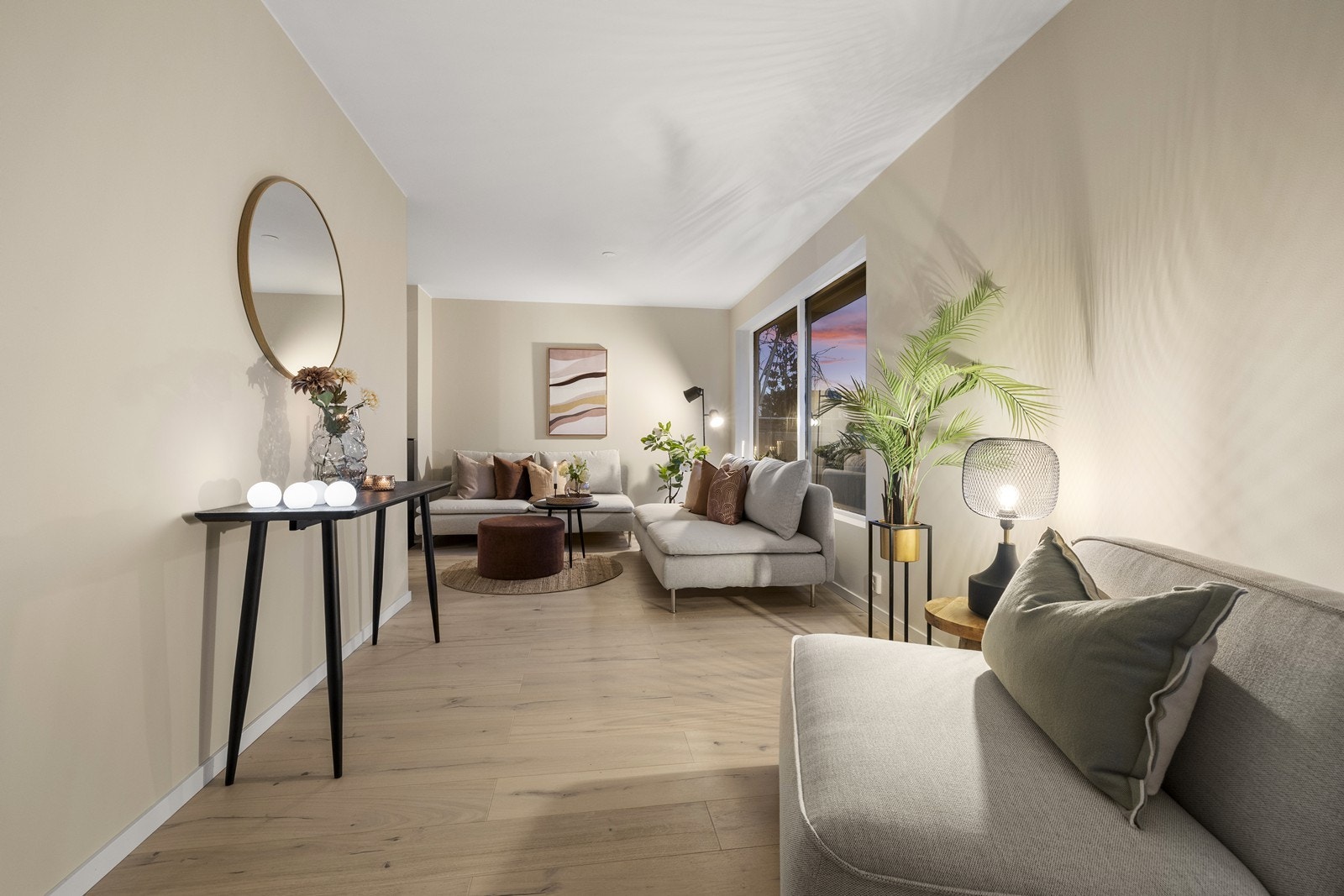 Gjennomgående lyse overflater og god takhøyde bidrar til en luftig romfølelse. Galleribilde