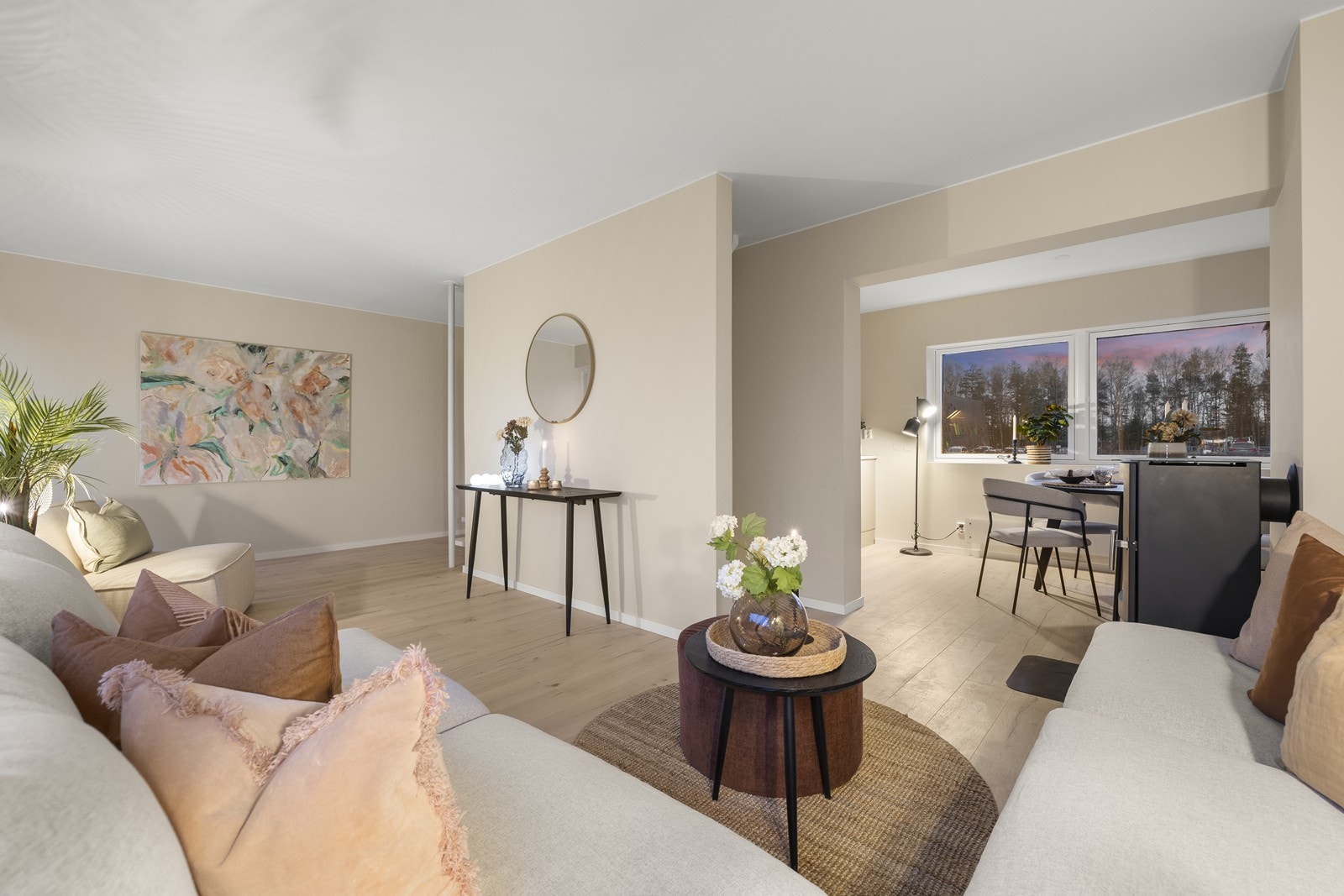 Dette totaloppussede rekkehuset fremstår med en gjennomgående god og moderne standard. Galleribilde