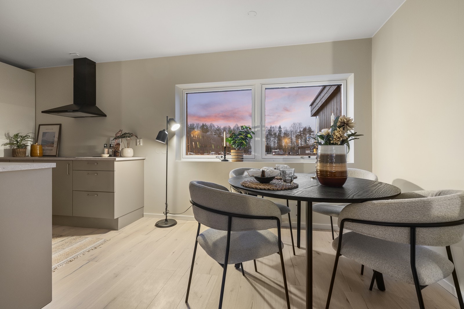 Kjøkkenet har en åpen og sosial forbindelse mot spiseplassen og stuen. Galleribilde