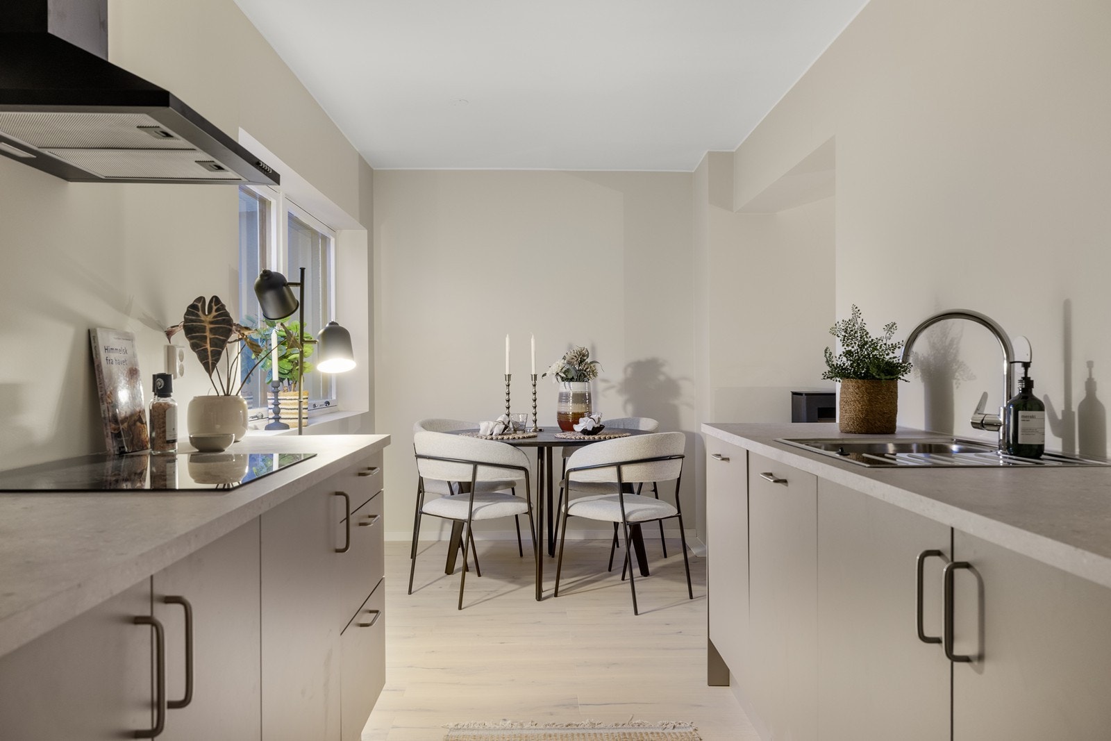 Her er det godt med skapplass for oppbevaring av kjøkkenutstyr. Galleribilde