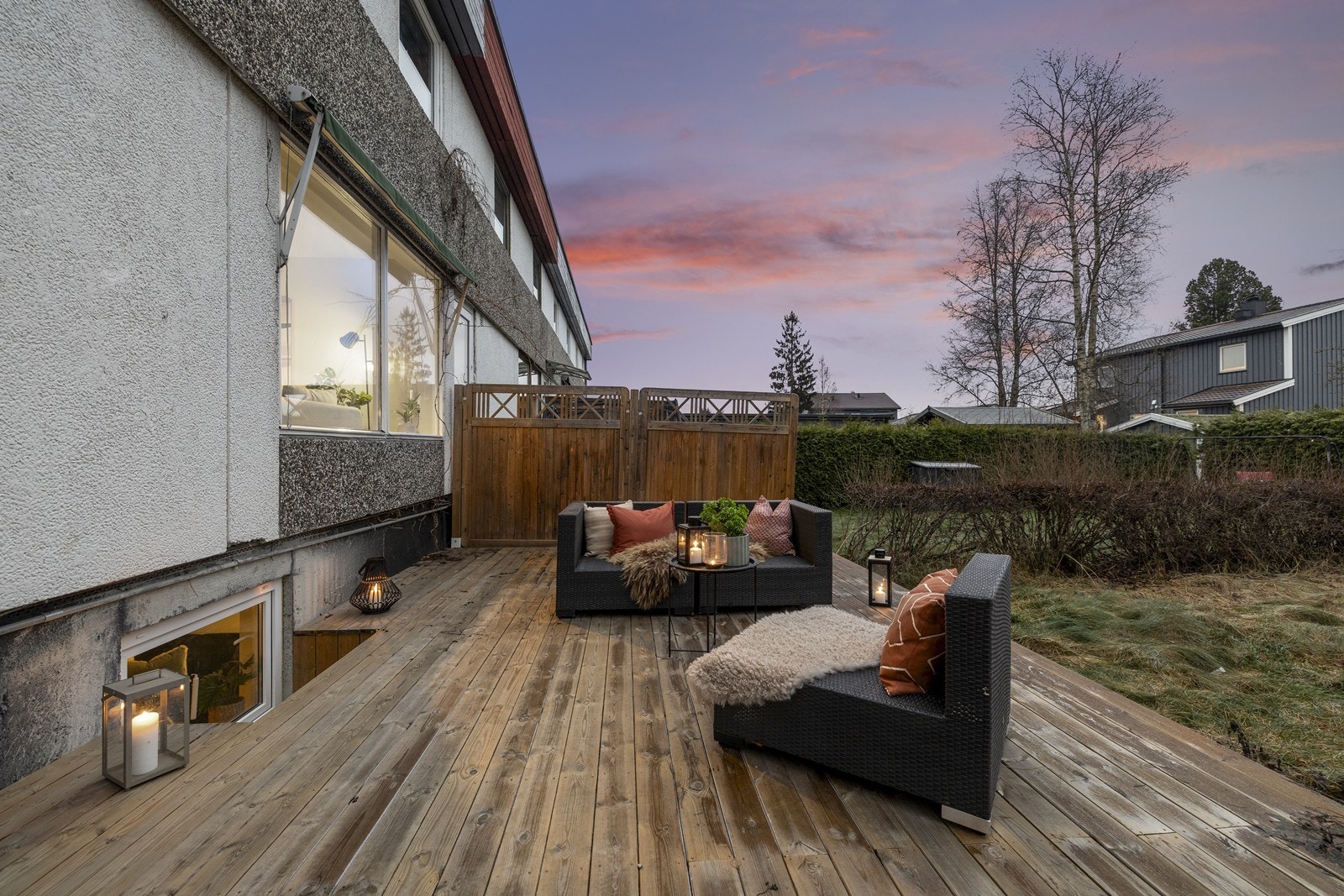 Boligen har uteplasser på begge sider, noe som sikrer gode solforhold gjennom dagen. Galleribilde