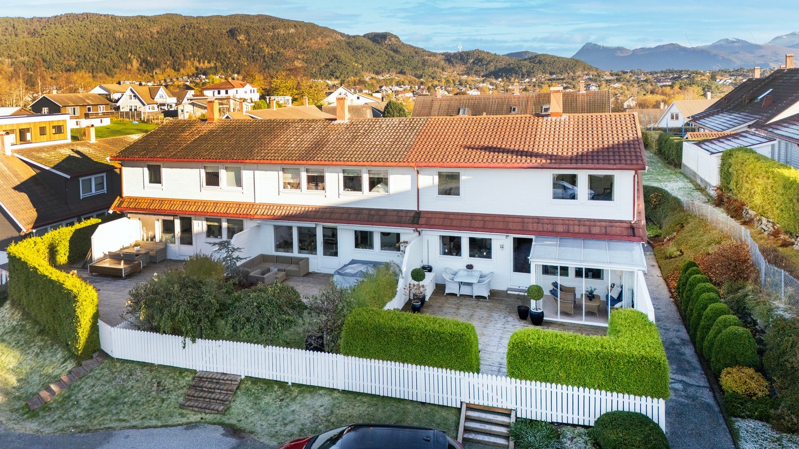 Godt skjermet hage/terrasse med gode solforhold. Galleribilde