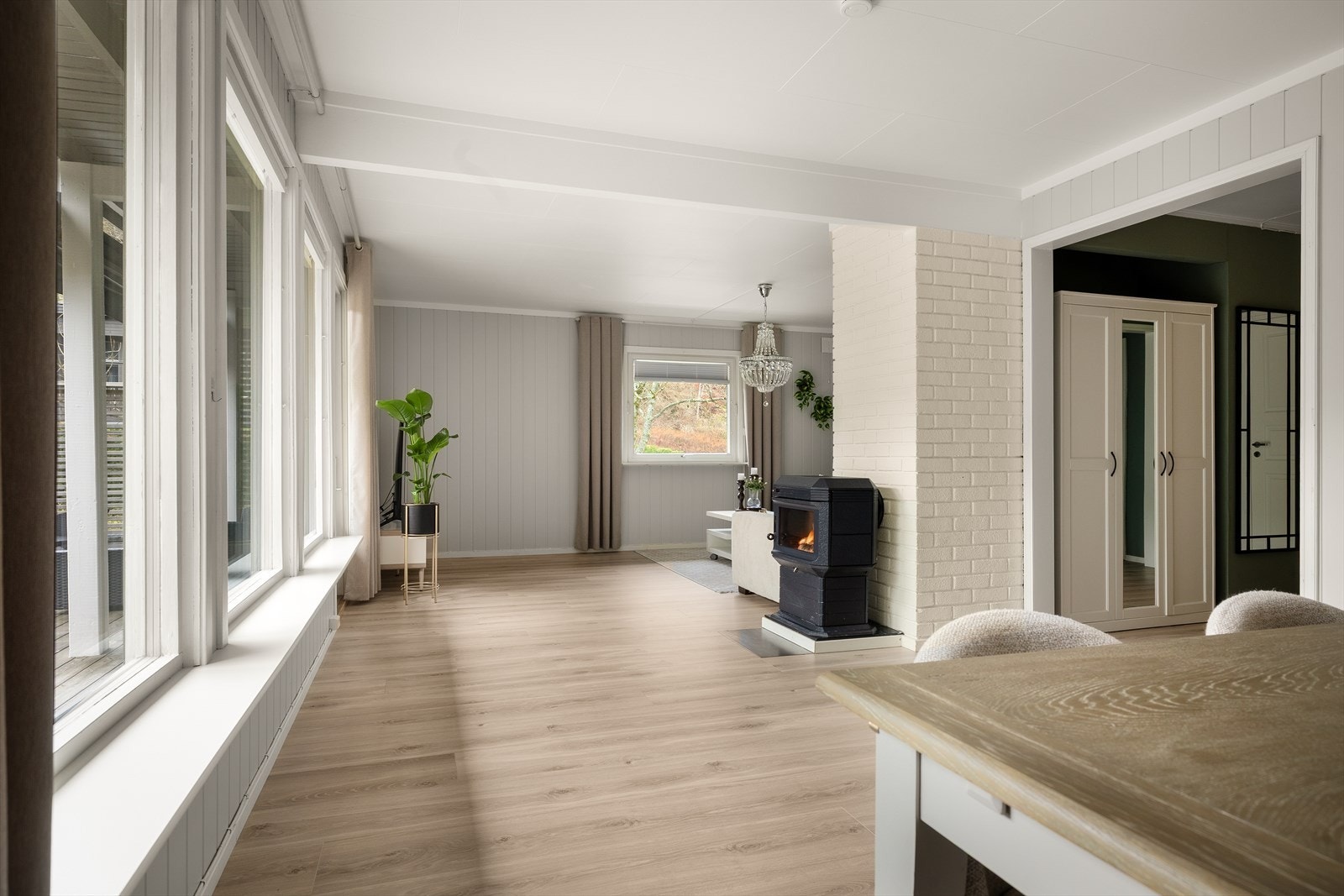 Åpen løsning mellom stue og spiseplass gir en naturlig flyt i rommet. Galleribilde