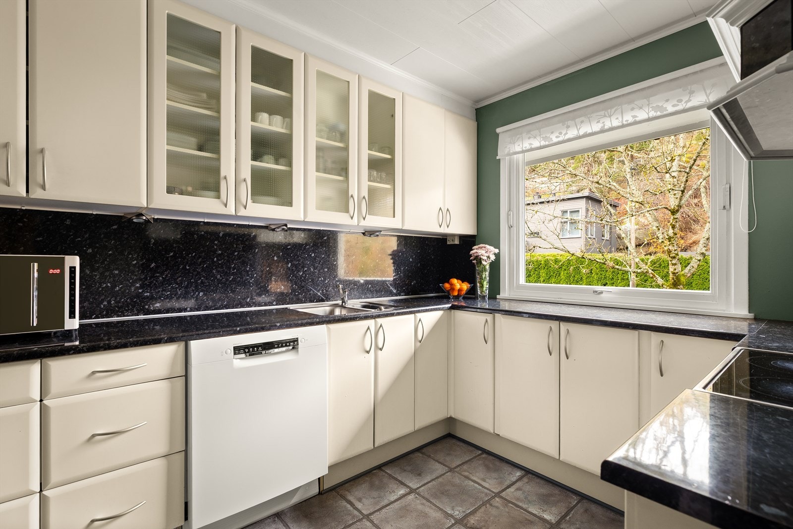 Lyse slette fronter og laminert benkeplate gir et ryddig kjøkkenmiljø. Galleribilde