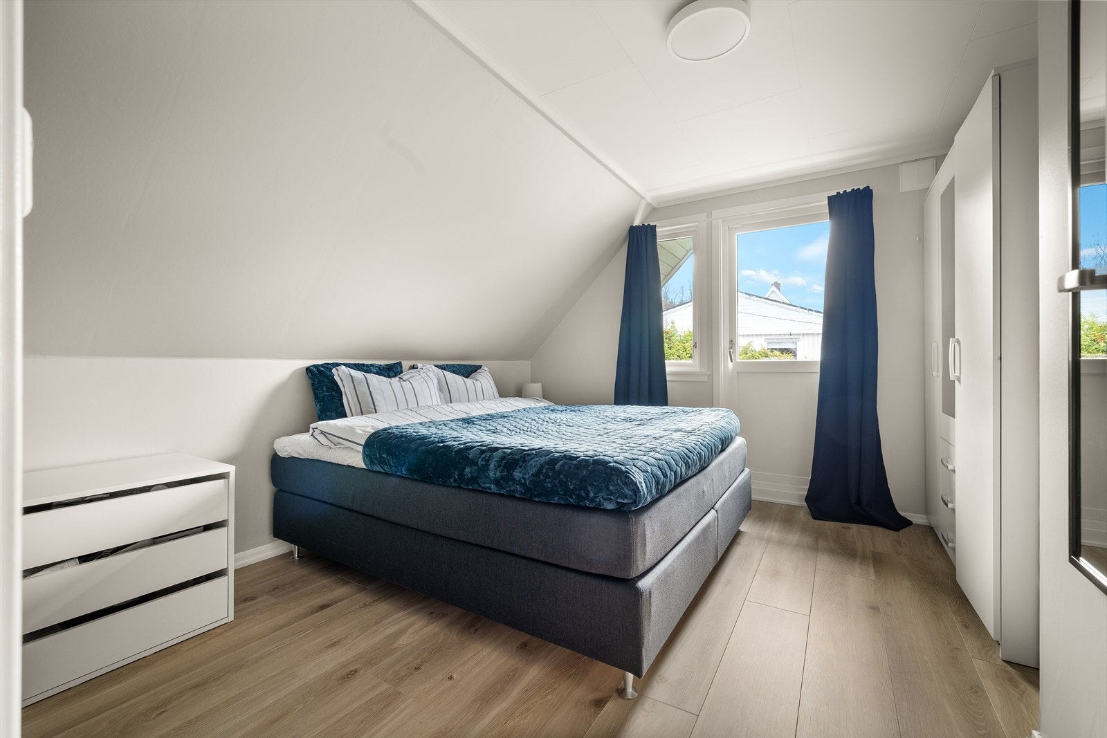 Plass til dobbeltseng og garderobe gir praktisk oppbevaring i soverommet. Galleribilde