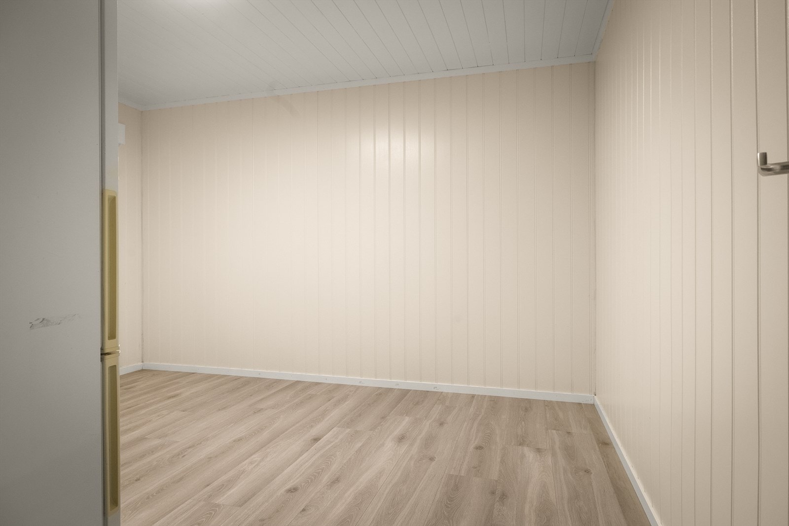 Panelplater på veggene og laminatgulv gir en robust innvendig løsning. Galleribilde