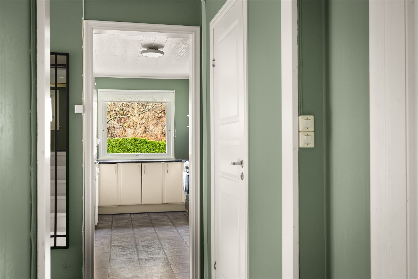 Fliser på kjøkkenet gir et robust og lettstelt gulv. Galleribilde