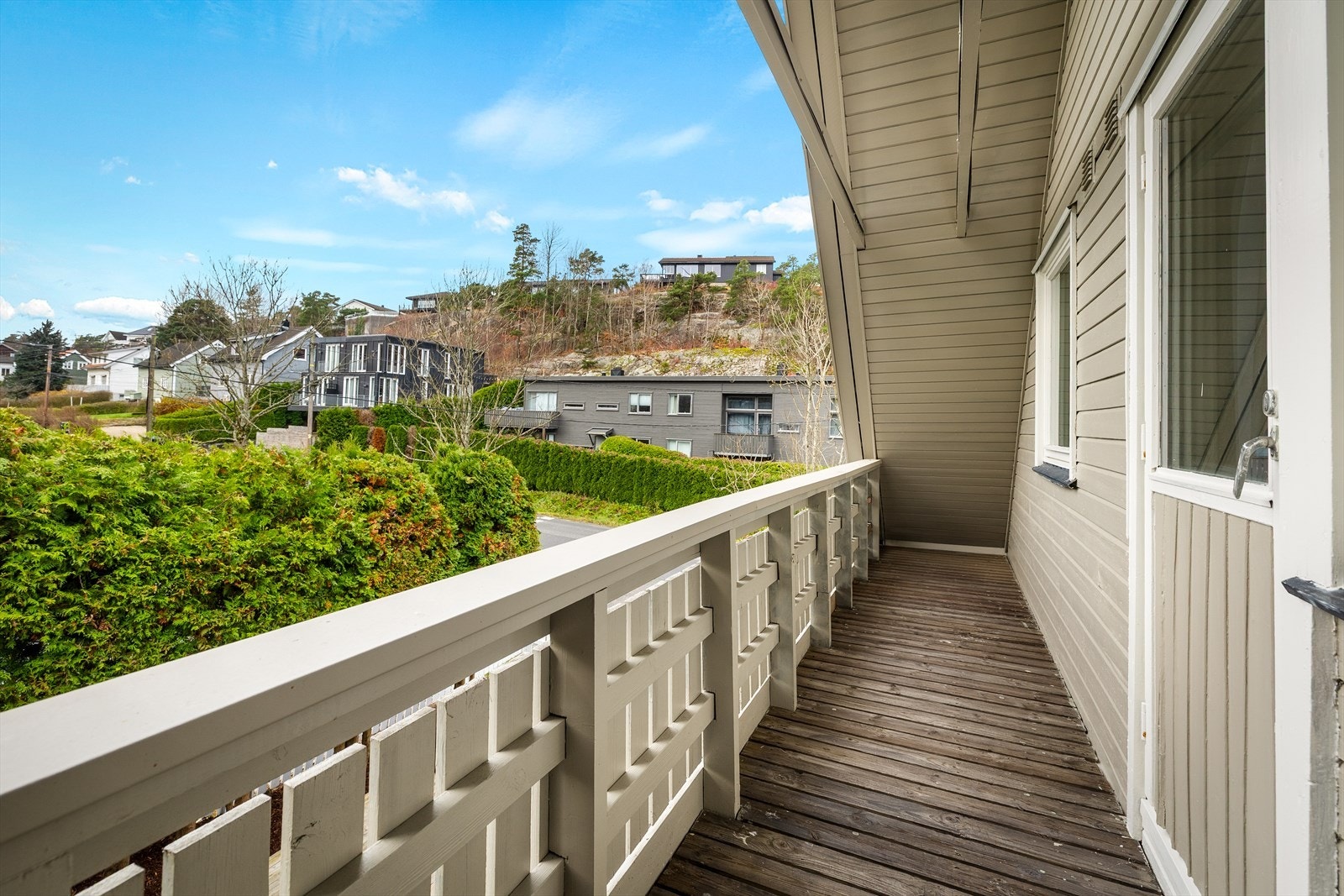 Tilgang fra soverom i 2. etasje til sørvendt terrasse på ca. 8 m2 gir mulighet for utendørs avslapning Galleribilde