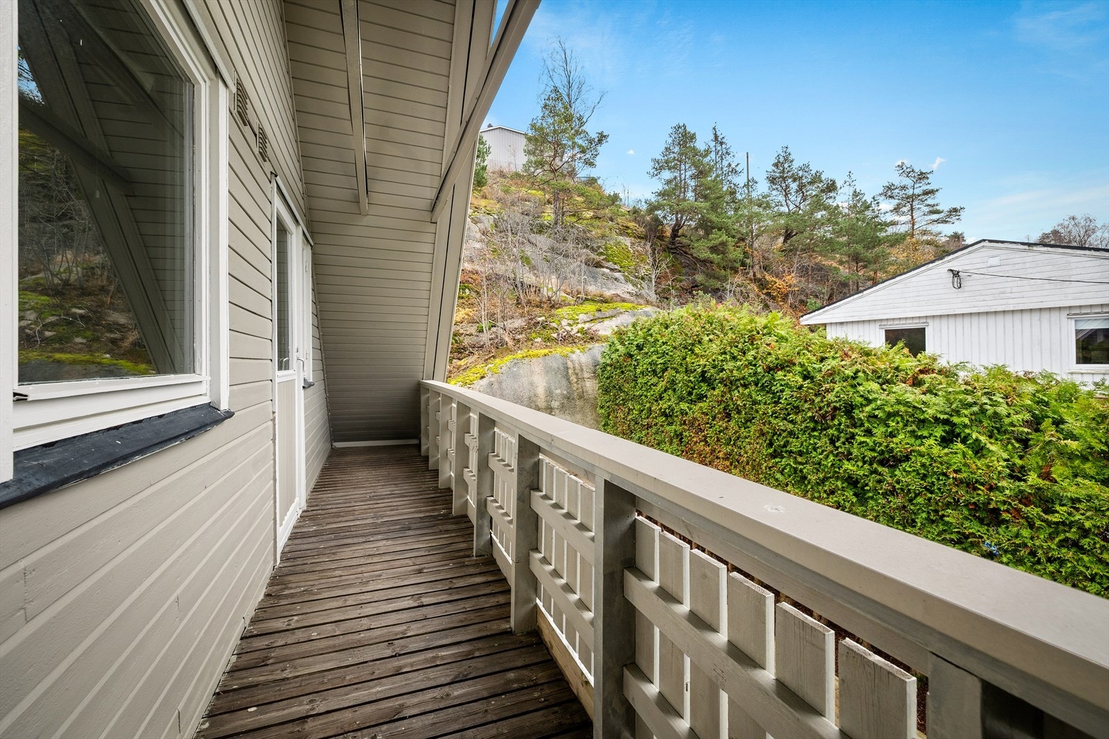 Rekkverk med stående sprett og værslitt trevirke krever lokal utbedring eller utskifting. Galleribilde