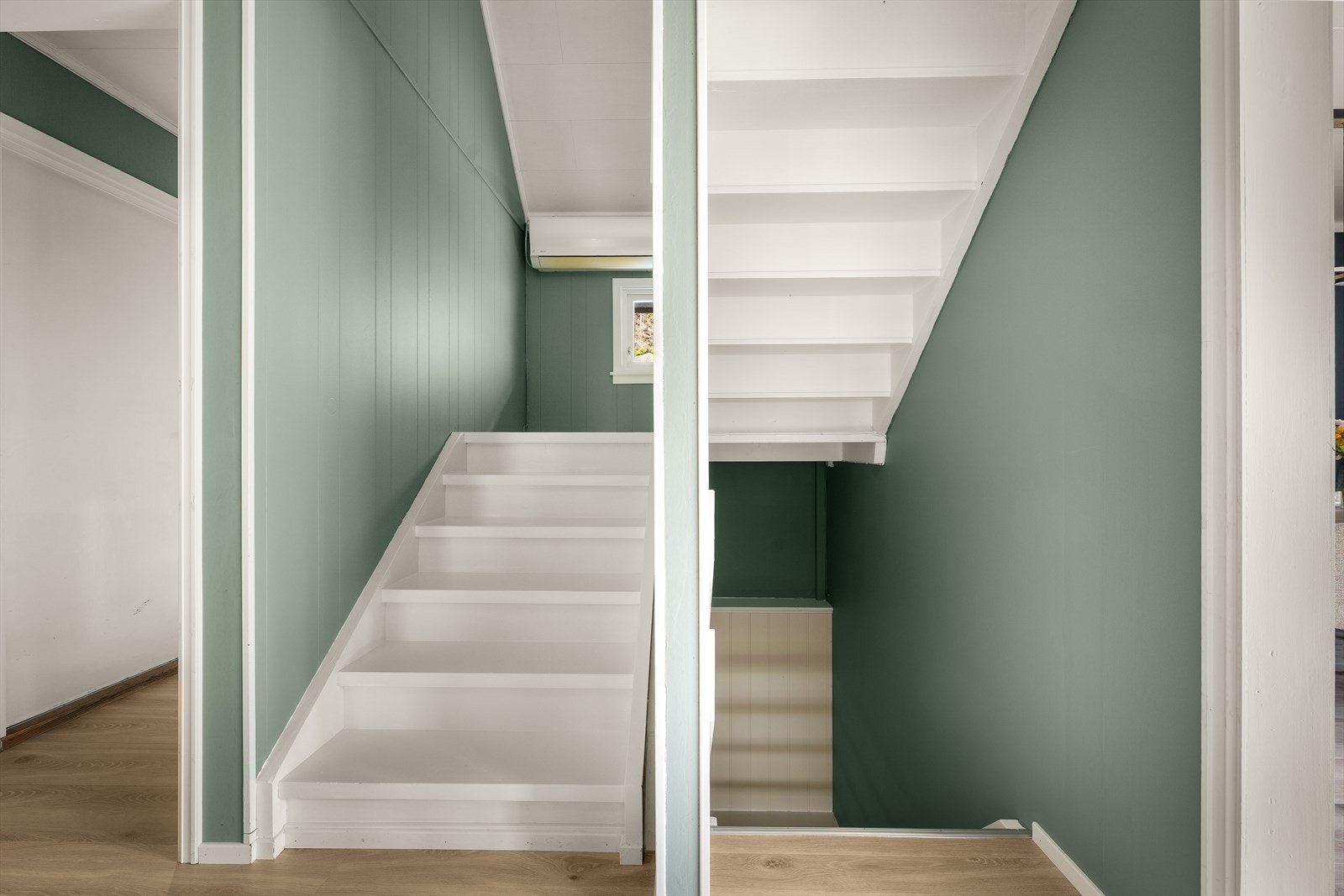 Malt tretrapp med normal bruksslitasje gir enkel tilgang mellom etasjene. Galleribilde