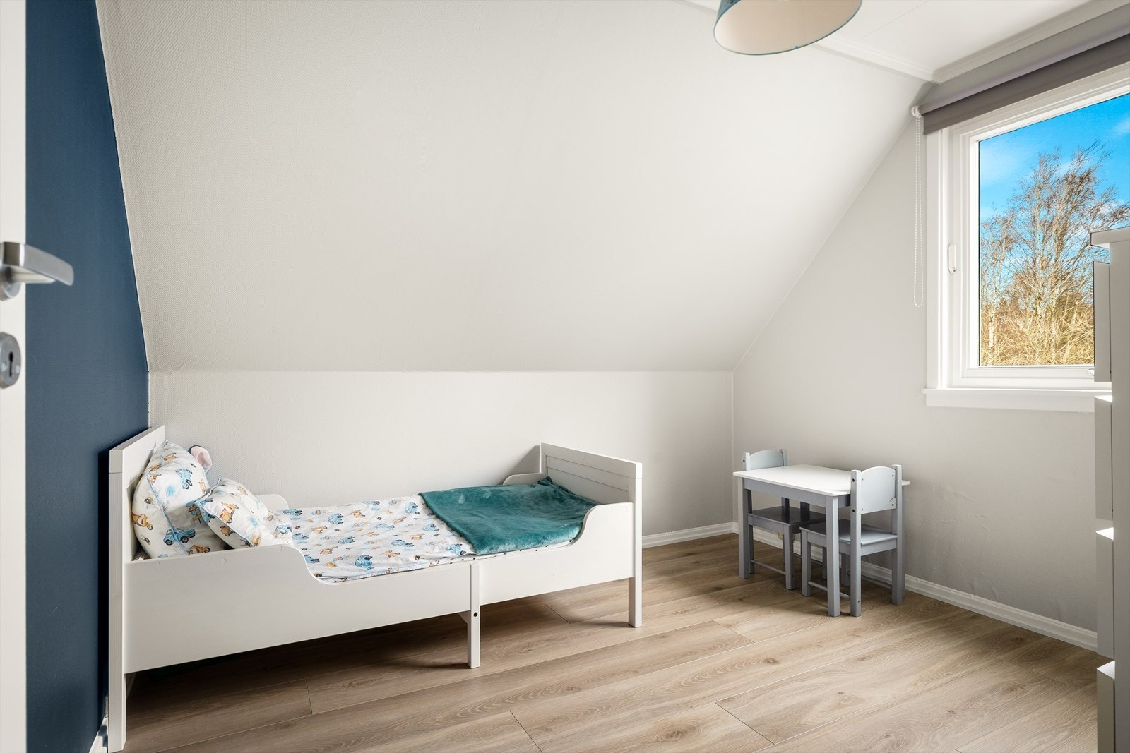 Lysmalte vegger og laminatgulv gir et lyst og praktisk rom. Galleribilde