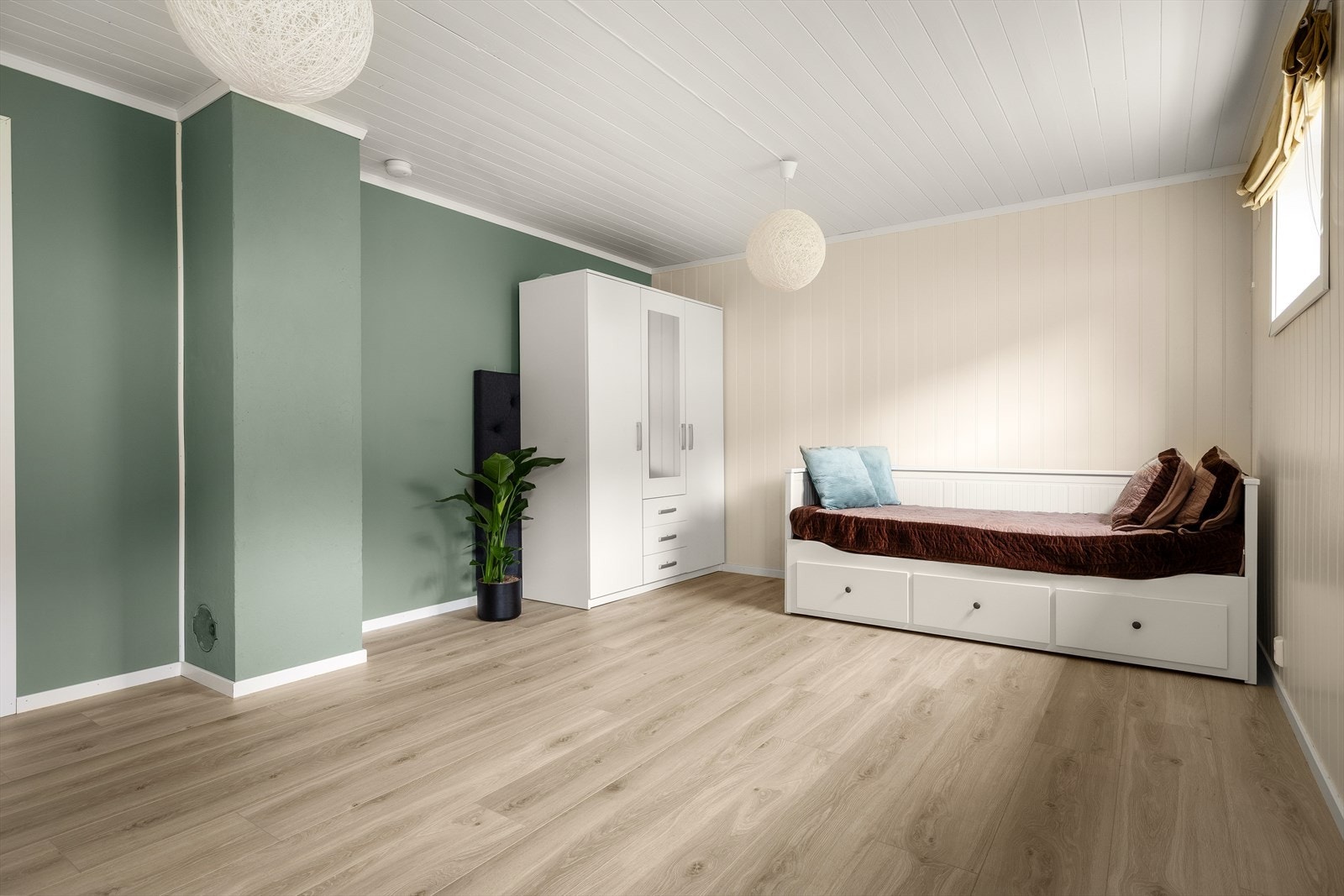 Laminatgulv og panelvegger gir et solid og praktisk underlag i rommet. Galleribilde