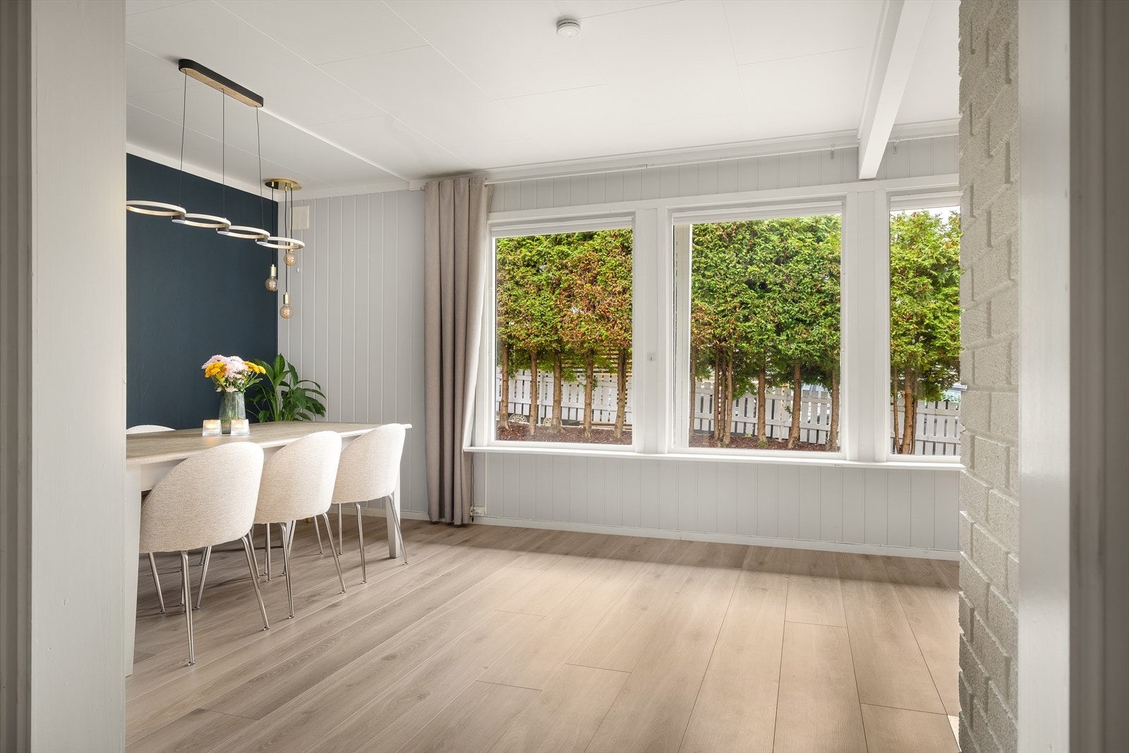 Spiseområdet har utsikt mot hagen gjennom store vindusflater. Galleribilde