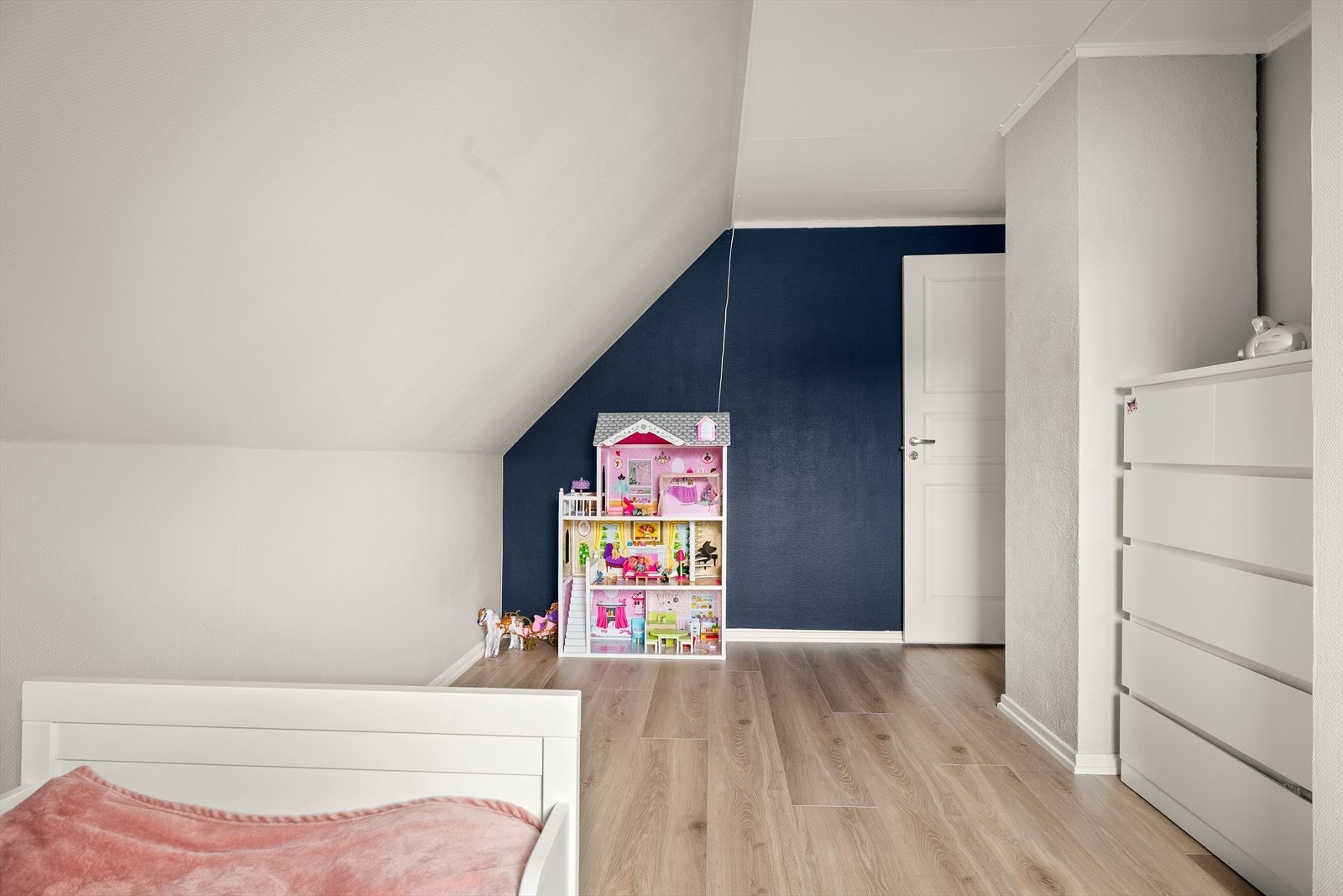 Laminatgulv gir et slitesterkt og lettstelt underlag i barnerommet. Galleribilde