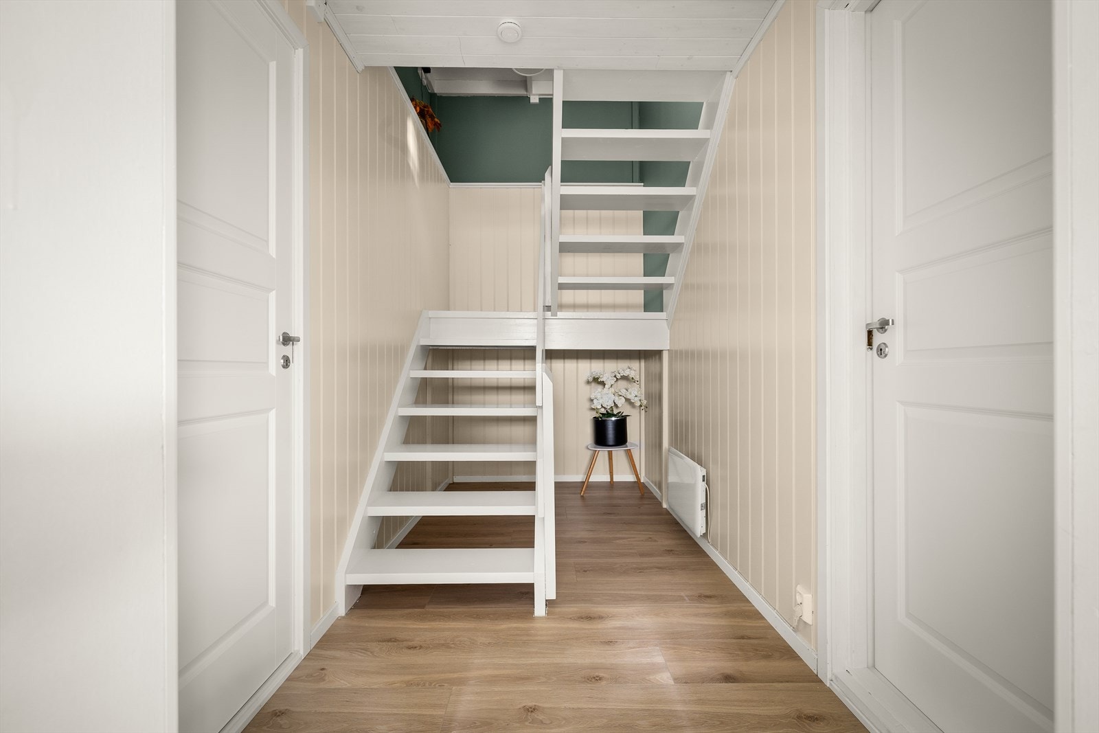 Panelvegger og laminatgulv gir et solid inntrykk i gangen. Galleribilde