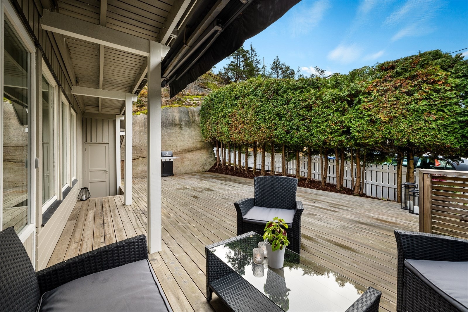 Ubehandlet terrassebord med normal standard gir en autentisk utendørs atmosfære. Galleribilde