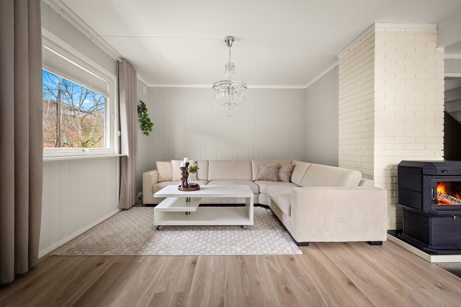 Stort sofahjørne gir rom for avslapning og sosialt samvær. Galleribilde