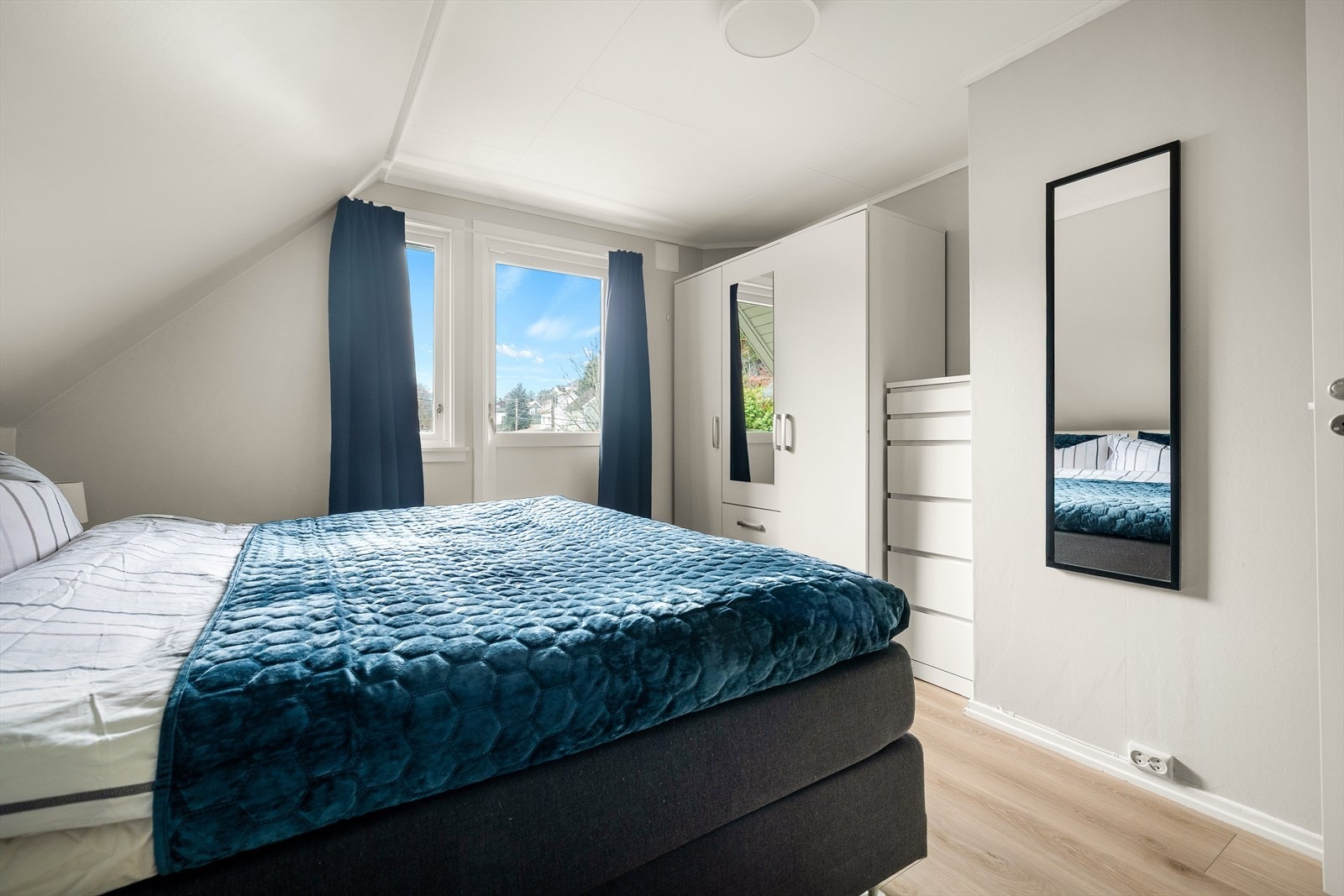 Vinduer med 3-lags glass gir godt lysinnslipp og energibesparelse. Galleribilde