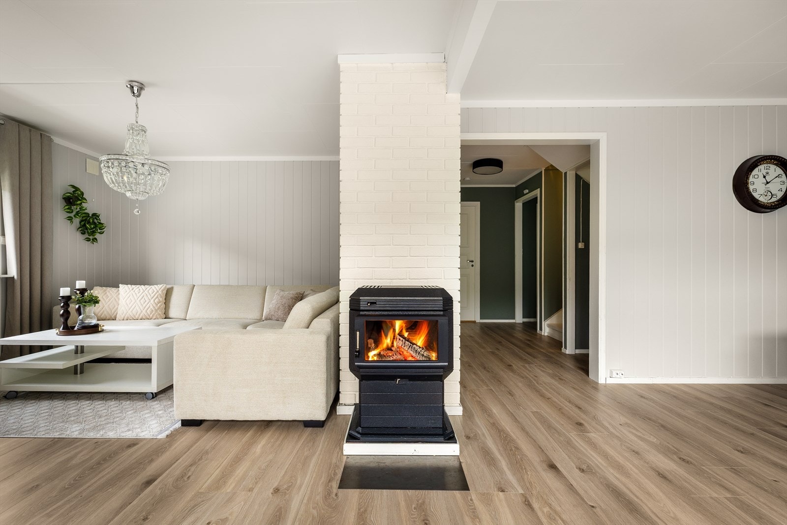 Vedovn plassert i stuen gir effektiv oppvarming og en koselig atmosfære. Galleribilde