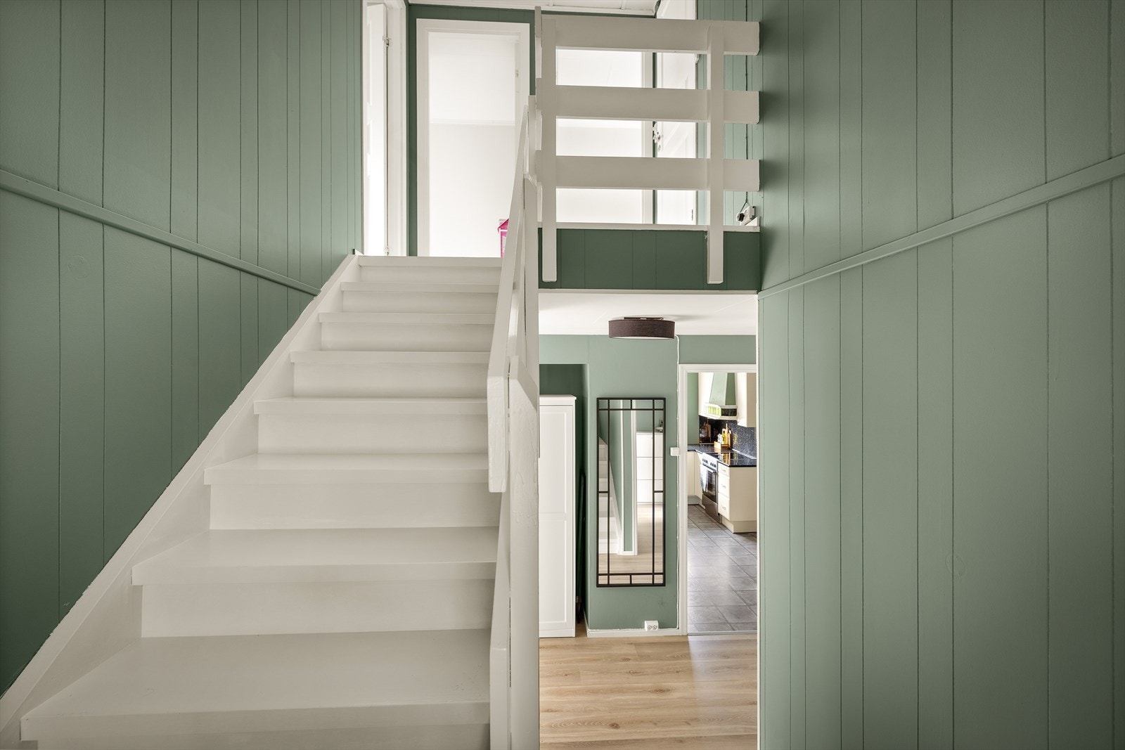 Direkte adgang til kjøkkenet gir praktisk bruk av rommet. Galleribilde