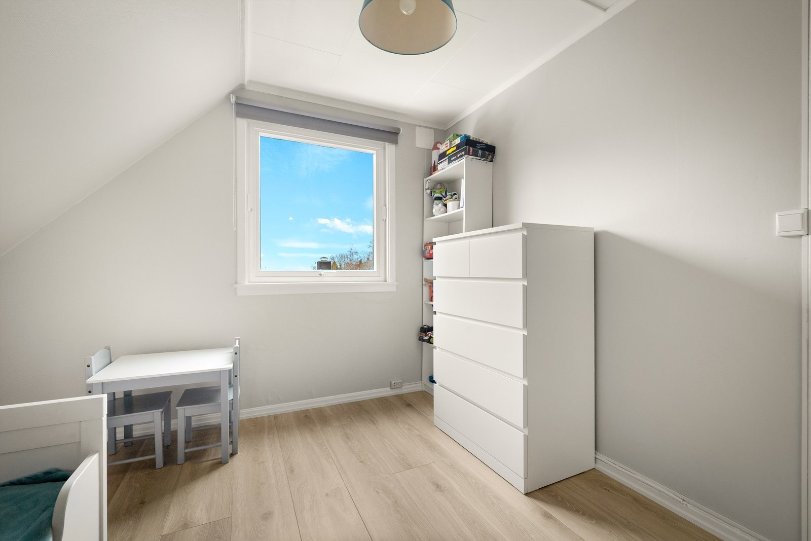 Laminatgulv gir en slitesterk og vedlikeholdsfri overflate. Store vinduer sørger for rikelig med naturlig lysinnslipp i rommet. Galleribilde