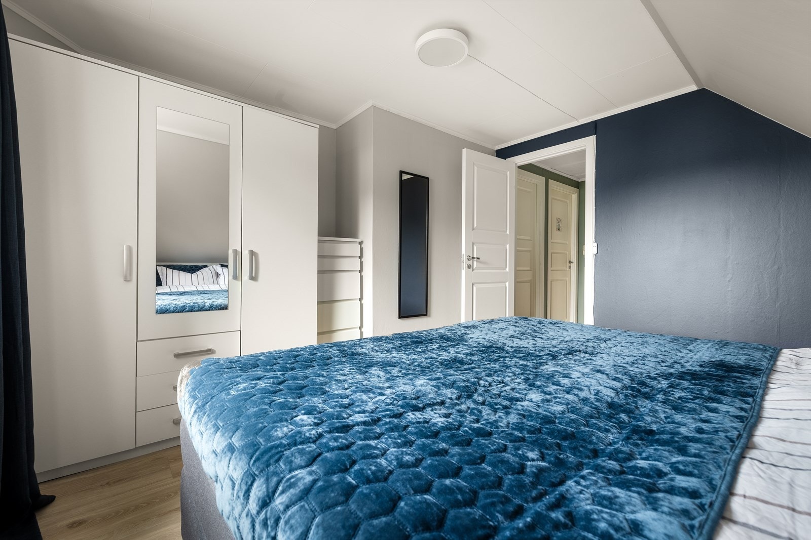 Garderobeløsning med speil gir rommet en følelse av åpenhet. Galleribilde