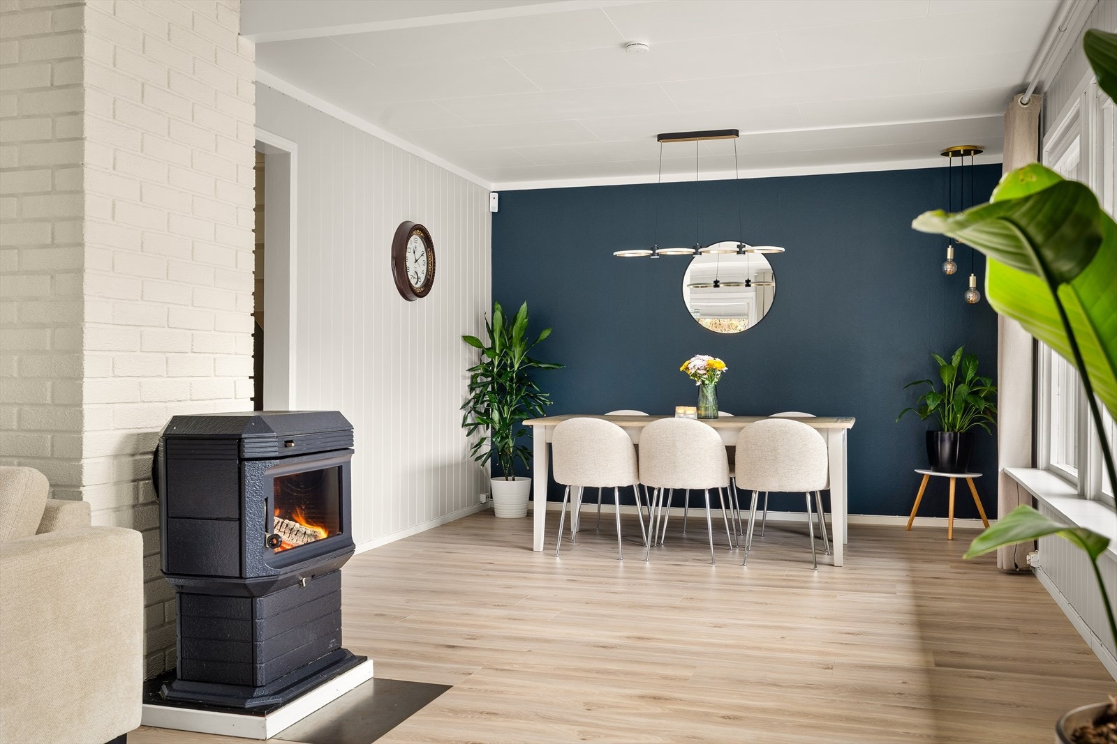 Spiseplassen har direkte tilgang til stue og vedovn, ideell for samvær. Galleribilde