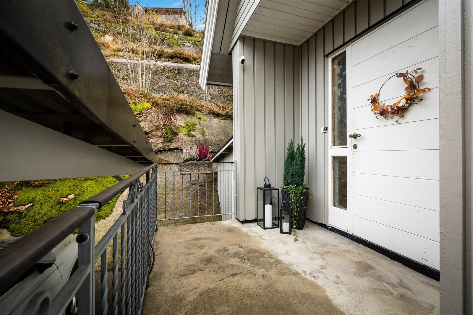 Malt inngangsdør med værslitasje gir adgang til boligen. Galleribilde