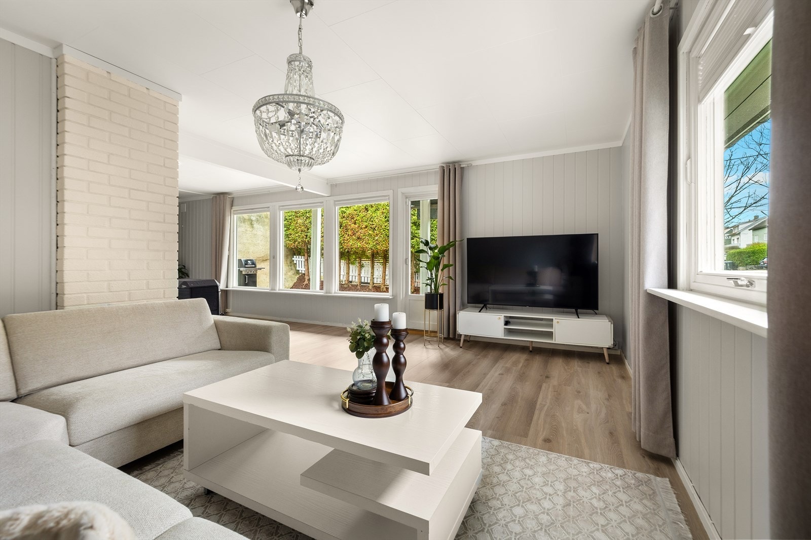 Rommet har slettmalte vegger og laminatgulv som gir et rent uttrykk. Galleribilde