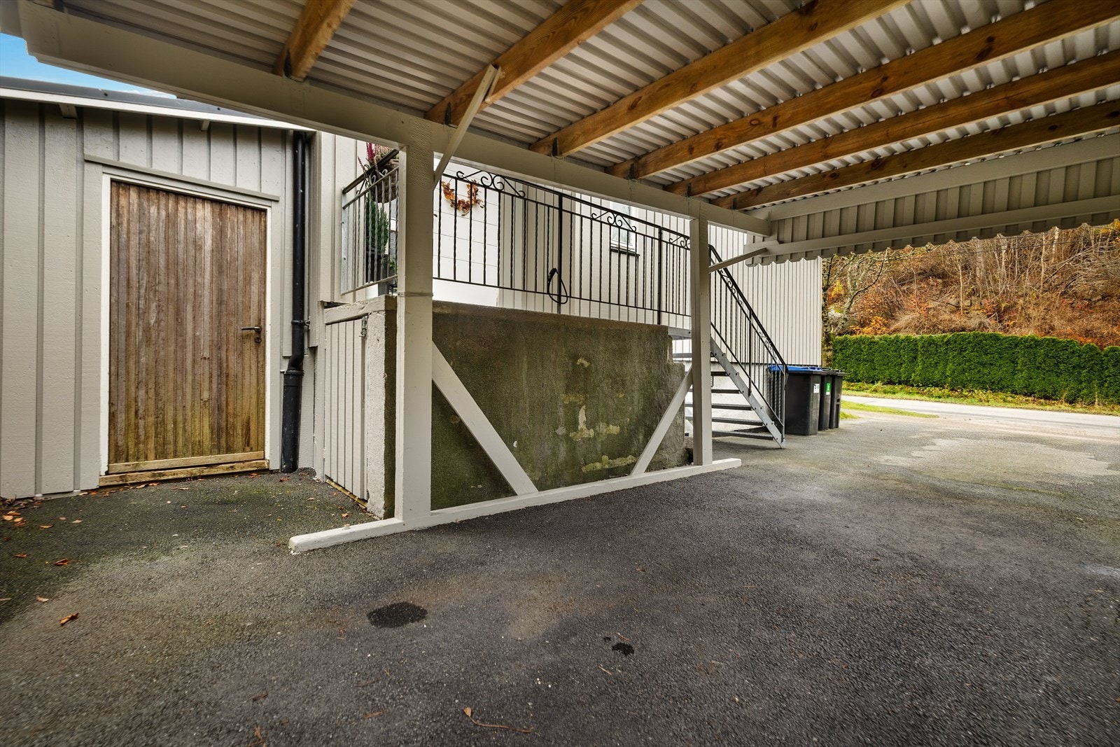 Asfaltert gårdsplass gir enkel adgang til boligen, med trapp opp til hovedinngang. Lett skrående tomt er opparbeidet med gårdsplass og beplantning. Galleribilde