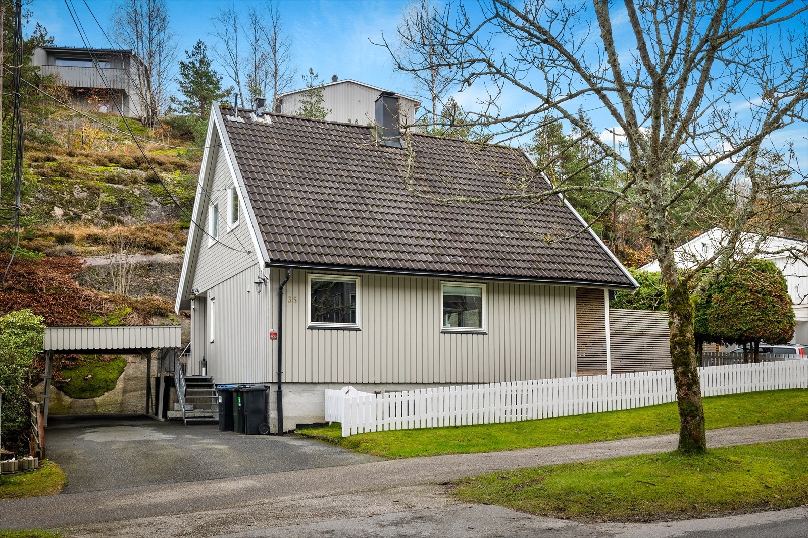 Beliggende i et rolig og svært barnevennlig område med kort vei til skole, barnehage og flotte turmuligheter. Galleribilde