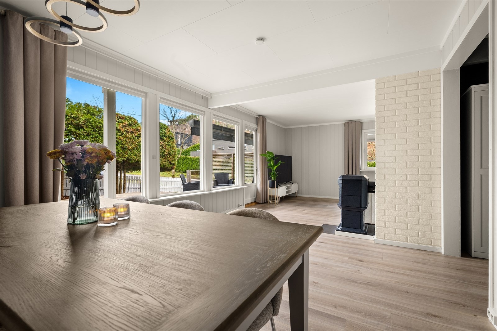 Store vinduer gir godt lysinnslipp og utsikt mot hageområdet med tilgang fra stue til sørvendt terrasse. Galleribilde