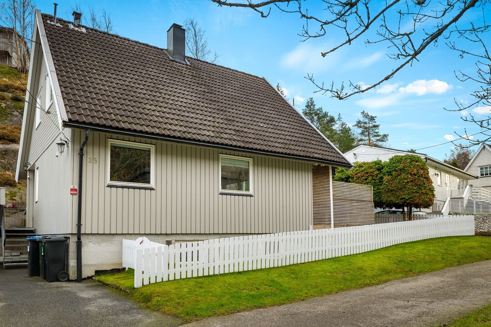 Yttervegger av trekonstruksjon med stående kledning, og sørvendt terrasse gir solrike uteområder. Galleribilde