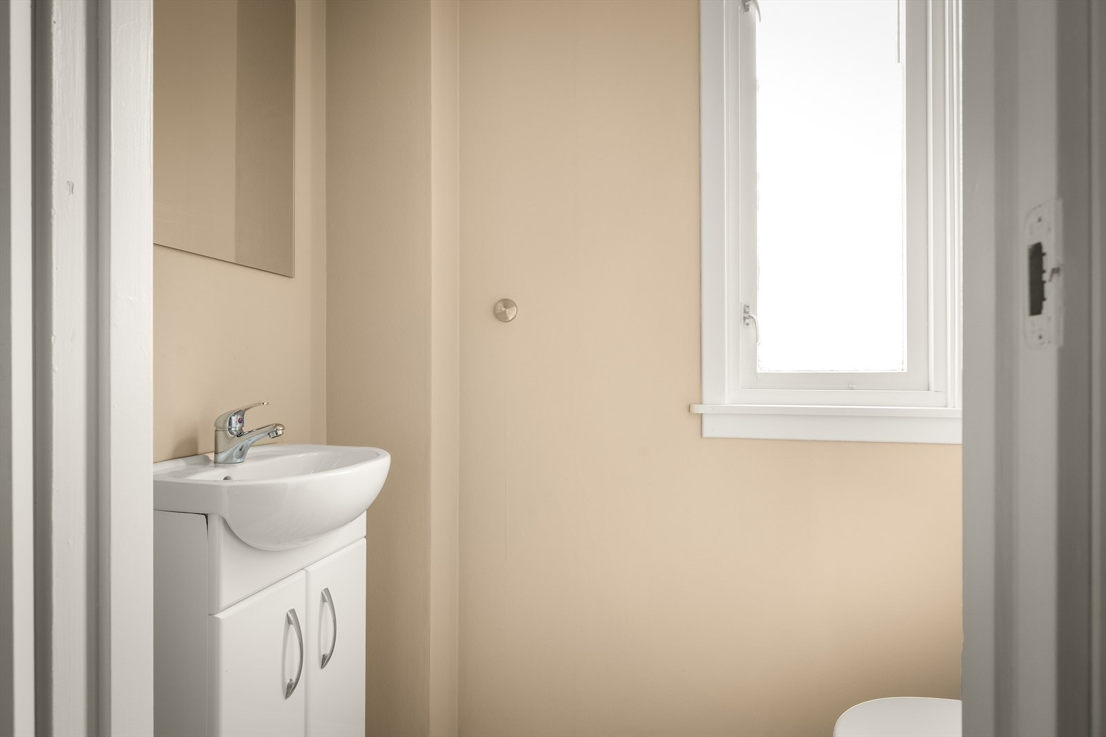 Toalettrommet har takessplater i tak, tapet på vegger og belegg på gulv, med normal elde/slitasje. Galleribilde