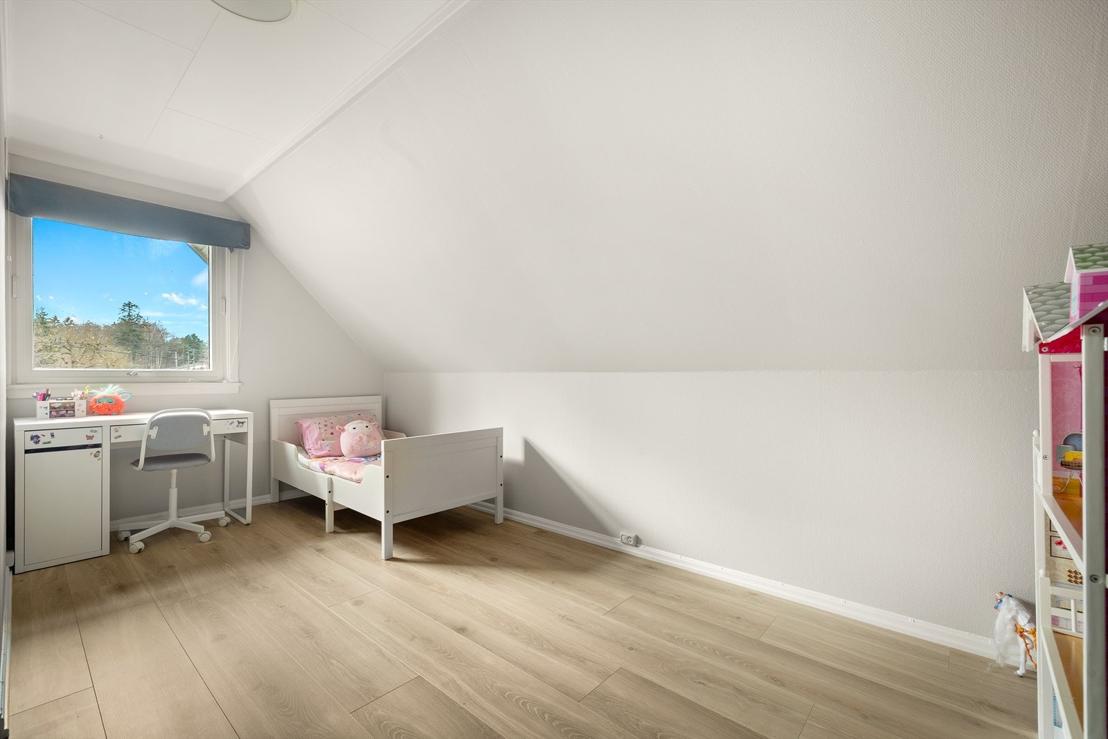 Store vindusflater gir godt lysinnslipp i barnerommet. Galleribilde