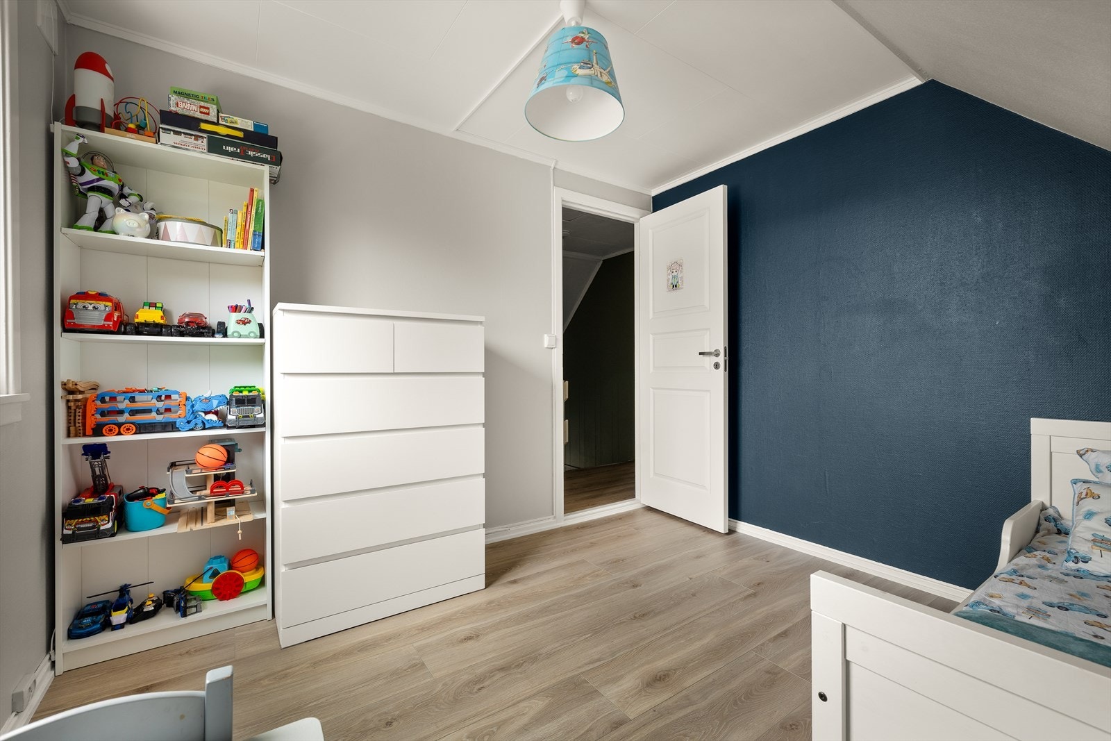 Plass til leker og oppbevaring gir et funksjonelt barnerom. Galleribilde