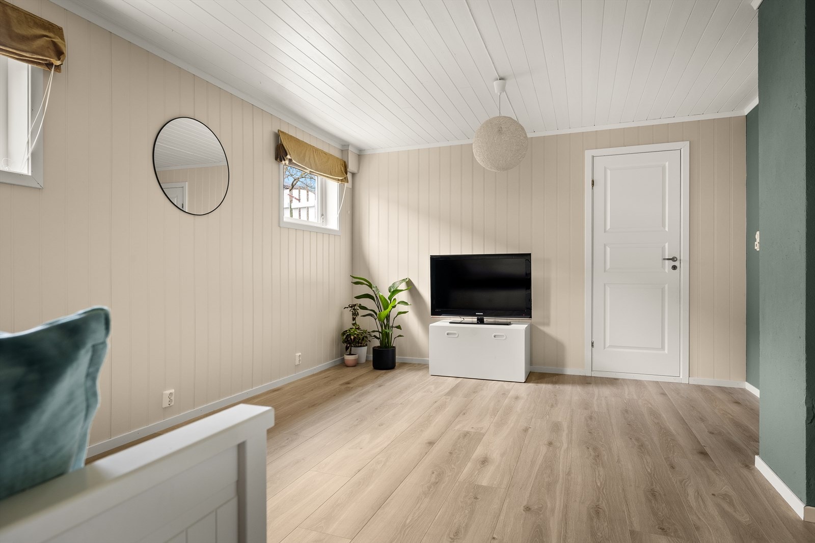 Laminatgulv i rommet gir et slitesterkt og estetisk tiltalende underlag. Panelplater på veggene fremstår med normal bruksslitasje, og gir rommet en varm atmosfære. Galleribilde