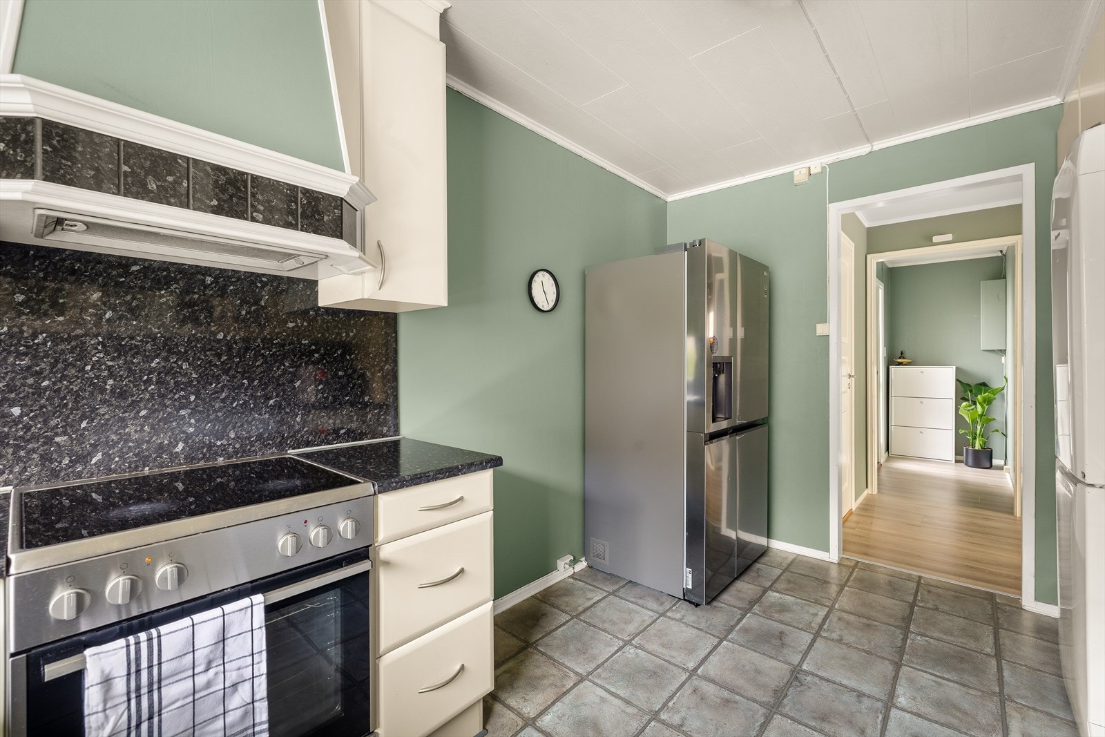 Kjøkkenet er utstyrt med komfyr med platetopp og avtrekksvifte. Galleribilde