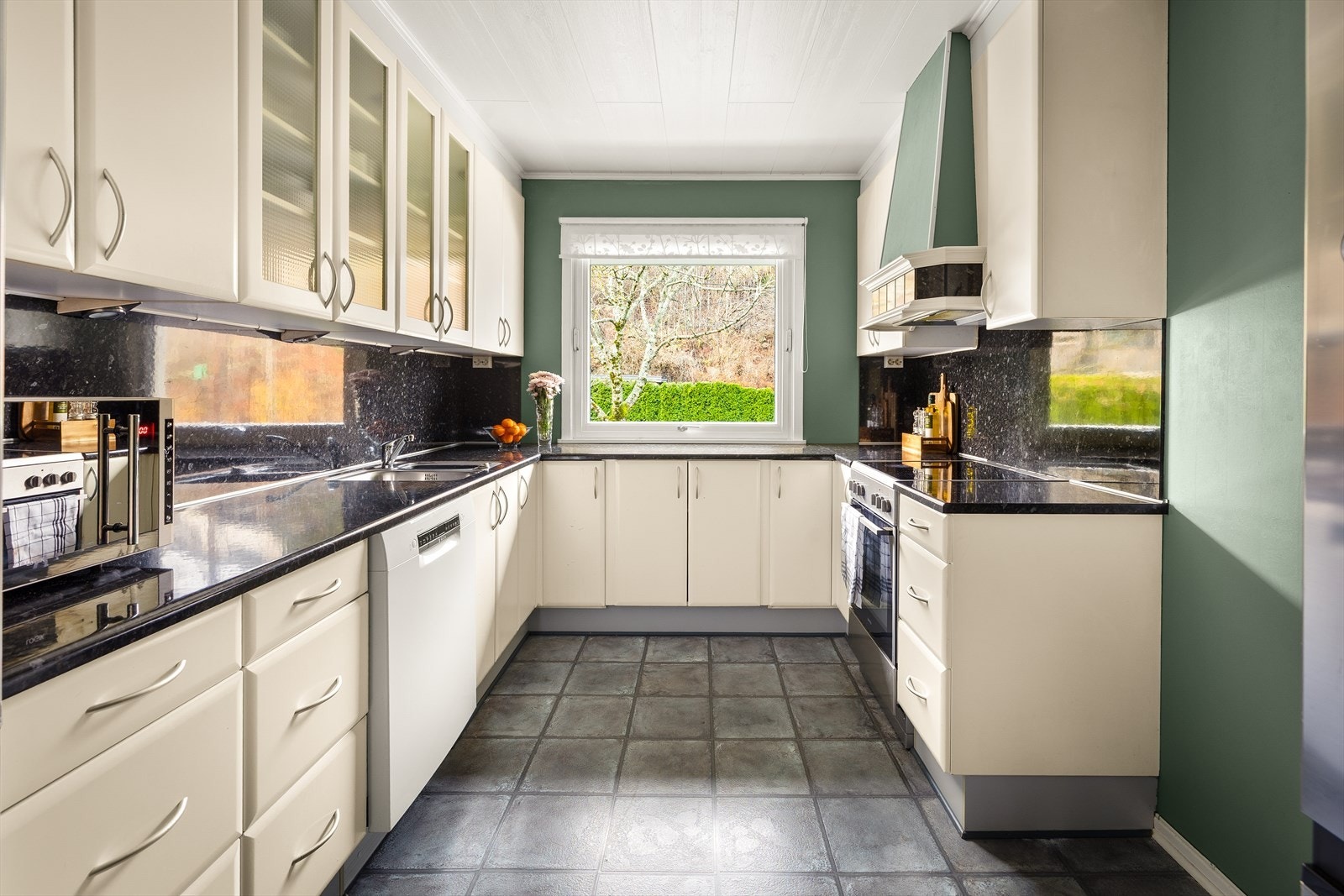 Sprutsikre plater mellom benk og overskap sikrer enkel rengjøring. Galleribilde